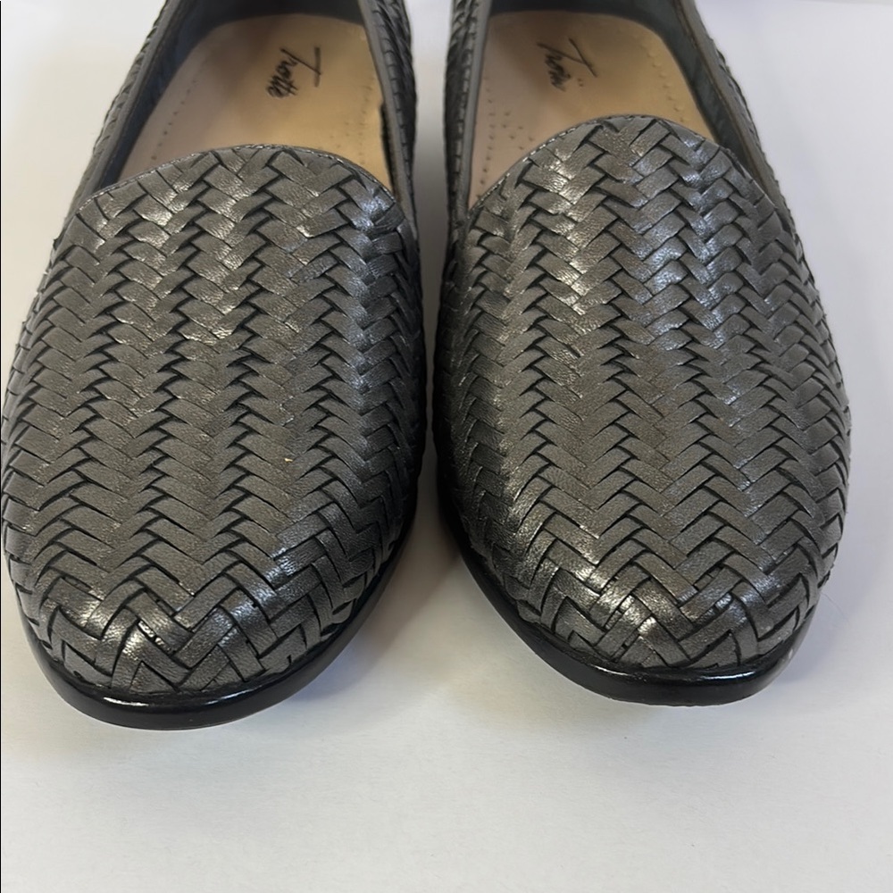 FINAL! NWOT! Trotters Silver Metallic Woven Leather Loafers - Picture 3 of 9